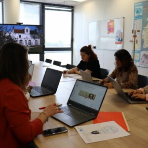 Intérieur du centre de formation DFCF Formations avec salle de cours et équipements pédagogiques