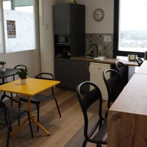 Intérieur du centre de formation DFCF Formations avec salle de cours et équipements pédagogiques