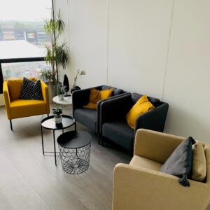 Intérieur du centre de formation DFCF Formations avec salle de cours et équipements pédagogiques