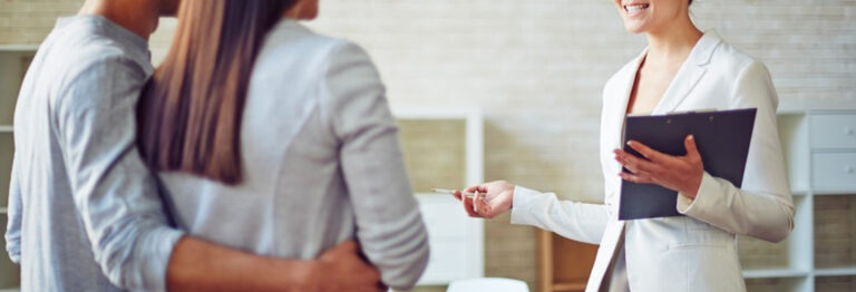 Apprenant mettant en pratique la formation TP Assistant Immobilier chez DFCF Formations pour maîtriser la gestion locative et les transactions immobilières