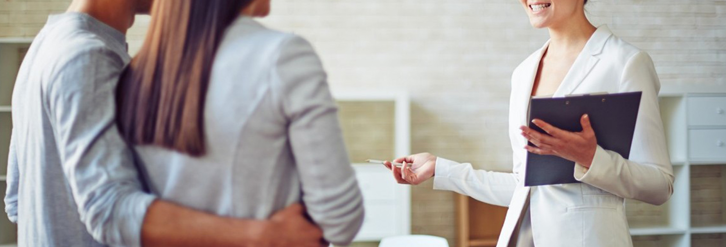 Apprenant mettant en pratique la formation TP Assistant Immobilier chez DFCF Formations pour maîtriser la gestion locative et les transactions immobilières