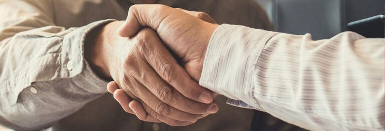 Apprenant mettant en pratique la formation TP Négociateur Technico-Commercial chez DFCF Formations pour développer ses compétences commerciales et techniques