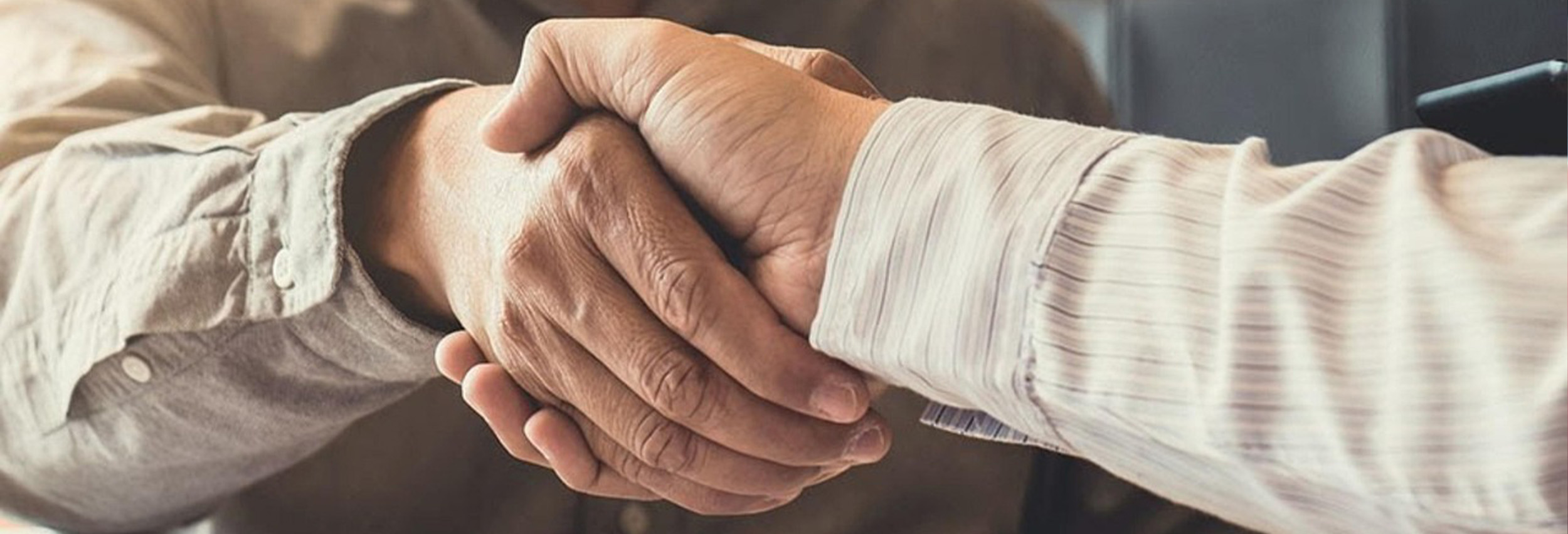 Apprenant mettant en pratique la formation TP Négociateur Technico-Commercial chez DFCF Formations pour développer ses compétences commerciales et techniques